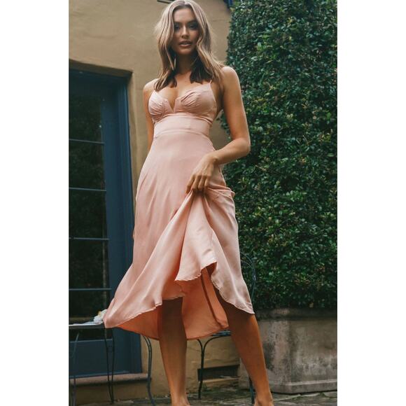Selfie Leslie Dresses & Skirts - Selfie Leslie Lake Como Fitted Bodice Cami Strap‎ Midi Dress Peach Large